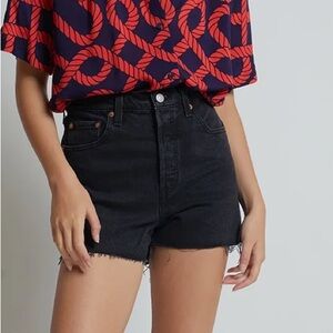 NWT Levi’s Ribcage Jean Shorts Raw Cutoffs in Black Bayou Size 28